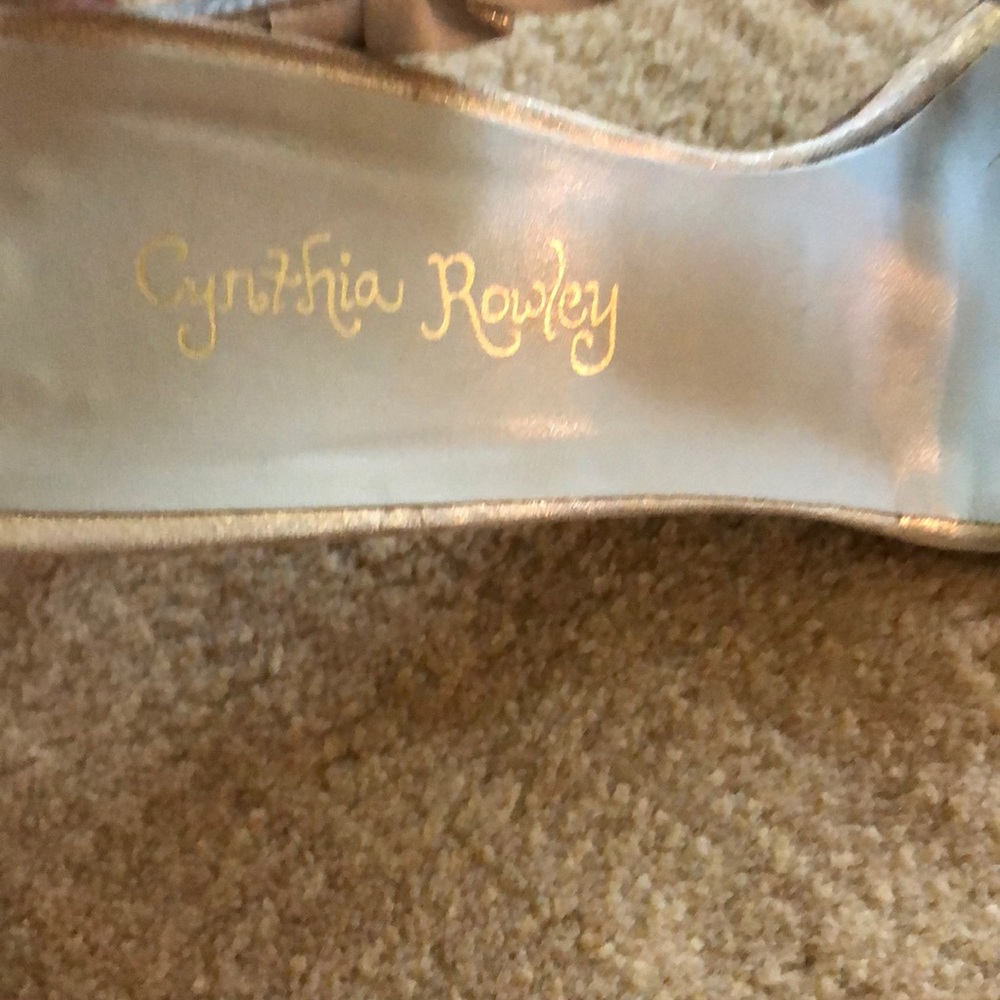 CYNTHIA ROWLEY SILVER RUFFLE HEEL - Picture 3 of 5